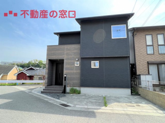 【外観】 | 平成22年12月施工。
カースペース2台可！
車通りも少ないので駐車もラクラクです♪