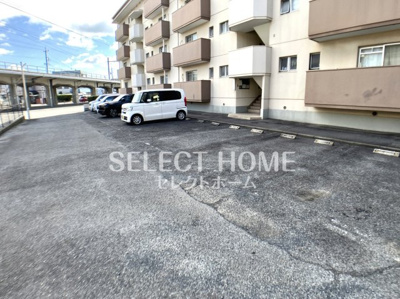 【駐車場】 | シャトー南 | 駐車場があるので、車を買う予定の方も安心です