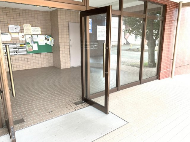 ロイヤルはすわのエントランス