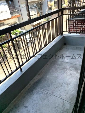 枚方市高野道１丁目の一戸建てのバルコニー|外からの目が気にならないバルコニーで洗濯物が干せます
