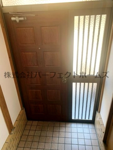 枚方市高野道１丁目の一戸建ての玄関|収納もある玄関です