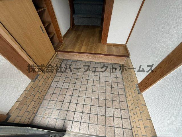 枚方市高野道１丁目の一戸建ての玄関|明るい玄関です