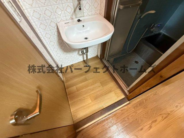 枚方市高野道１丁目の一戸建ての洗面所|明るい洗面所です