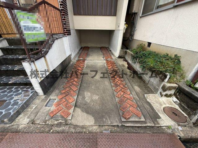 枚方市高野道１丁目の一戸建ての駐車場|カースペースがあります