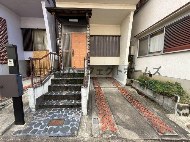 枚方市高野道１丁目の一戸建てのエントランス|落ち着いたエントランスです