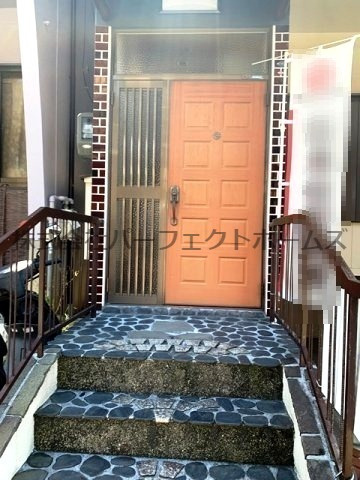 枚方市高野道１丁目の一戸建てのエントランス|ゆとりのあるエントランスです