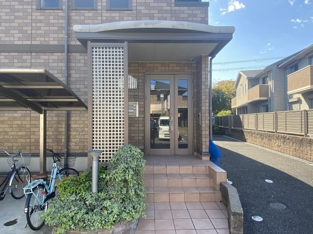 ルピナスD棟のエントランス