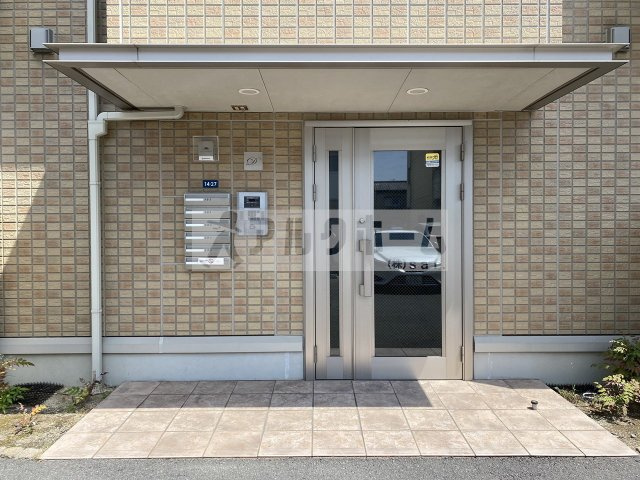 レフィナードカルチェD棟のエントランス