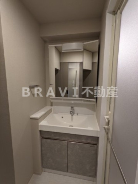 アーバネックス大阪城北 BRAVI不動産の独立洗面台|【アーバネックス大阪城北】３面鏡独立洗面台