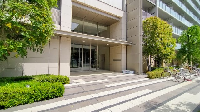 シャリエ鶴見緑地エルグレースのエントランス|きちんと管理されているエントランスです。