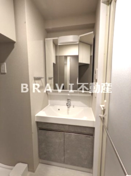 アーバネックス大阪城北 BRAVI不動産の独立洗面台|【アーバネックス大阪城北】３面鏡独立洗面台