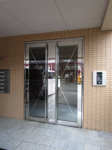 今川マンションのエントランス