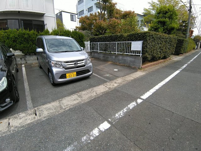 ドゥセジュールカワイの駐車場