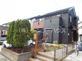 【外観】 | シックで落ち着いた雰囲気の外観。南西側道路なので日当たりも良好です。