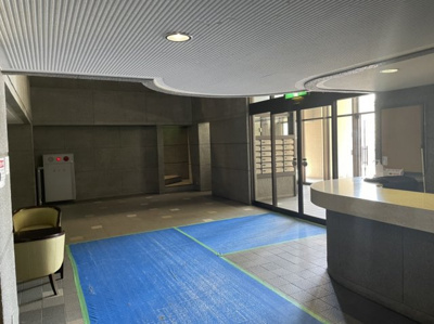 【エントランス】 | ヴィルヌーブ山根町 | 広く開放感のあるエントランスです　オートロック機能付きで安心ですね