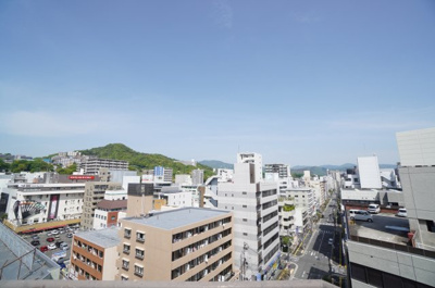 【展望】 | チサンマンション広島（リノベーション済） | 【シティービュー】
都会の物件からの眺望を想像すると、
周りの建物に押しつぶされそうになりますが、
周りにはあまり高い建物も無く他の建物との距離もあり、
視界が開けて青空を楽しむことができます。