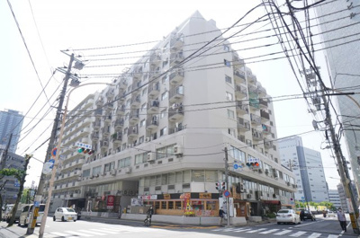 【外観】 | チサンマンション広島（リノベーション済） | 【外観】
総戸数245戸の広島でも大規模クラスのマンション！
大規模修繕もしっかりで、安心してお住まいになれます。
マンションを買うなら、管理会社を買え！
というぐらい、物件のメンテナンスは大事です。