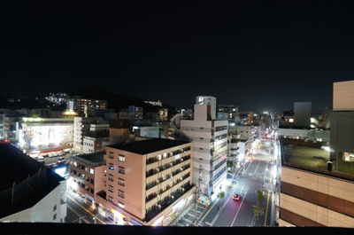 【展望】 | チサンマンション広島（リノベーション済） | 【Night View】
物件からの夜の景色は、隠れ夜景スポットのよう。
お仕事から疲れて帰ってきて、この夜景を楽しめるのも
この立地ならでは。
スカイテラス風のバルコニーで乾杯も良いかもです♪