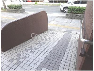 【その他共用部分】 | 松籟マンション | スロープがあるのでベビーカーや手押し車にも便利(^-^)