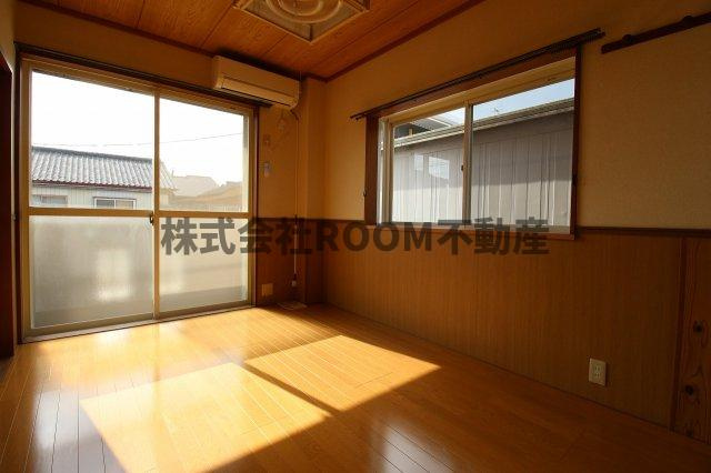 アイティー広原の寝室|広くて明るい寝室