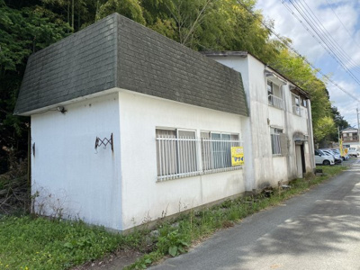 【外観】 | 丹波篠山市中野　戸建 | 駐車は建物手前に可能（軽自動車＋普通自動車　計2台程度）