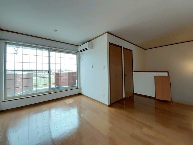 【居間・リビング】 | カーサグランデ片山 | こちらの居間で趣味の時間をお楽しみください