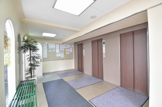 【その他共用部分】 | お買い物時やベビーカーの出し入れに便利なエレベーター付
混雑時にも便利なエレベーター３基付です。