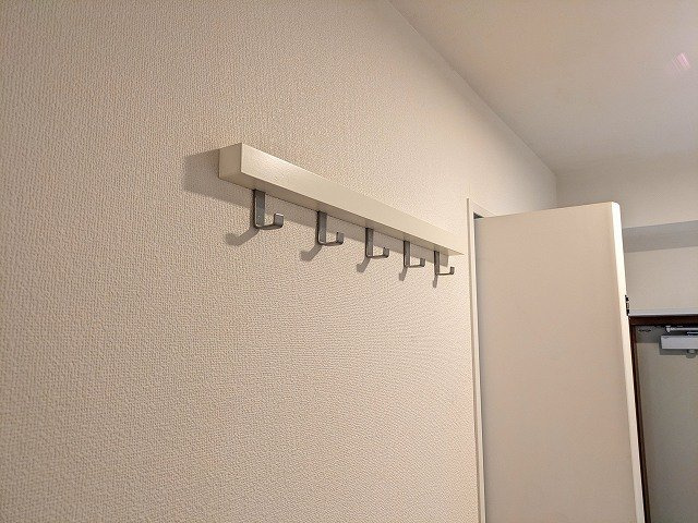 シャトー富士のその他|玄関に便利なコート掛けがあります。