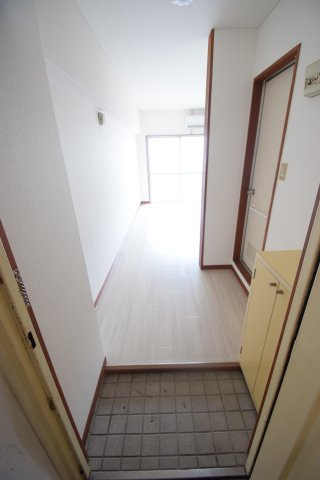 【玄関】 | 収納もある玄関です