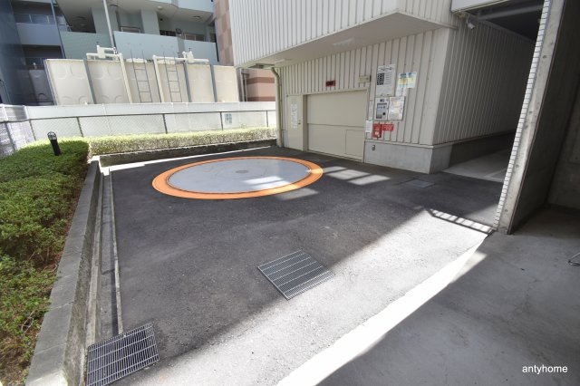 レジディア江坂　仲介手数料無料の駐車場