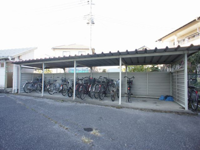 【その他共用部分】 | グランドハイツ | 屋根付きの駐輪場があります♪