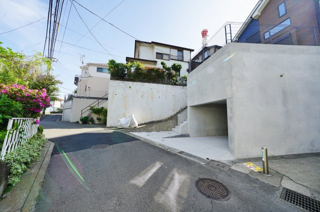 【仲介手数料無料】リビング吹き抜けの開放感のある４ＬＤＫ♪保土ケ谷区川島町　新築戸建ての前面道路含む現地写真|前面道路は幅員約4.6メートルの公道です。