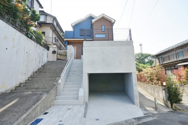【仲介手数料無料】リビング吹き抜けの開放感のある４ＬＤＫ♪保土ケ谷区川島町　新築戸建ての外観|地下車庫付きですので、大切な愛車を雨風から守ります。