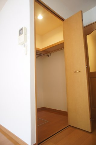 【収納】 | コンフォース | ウォークインクローゼット付きでお荷物の多い方にも安心です。
