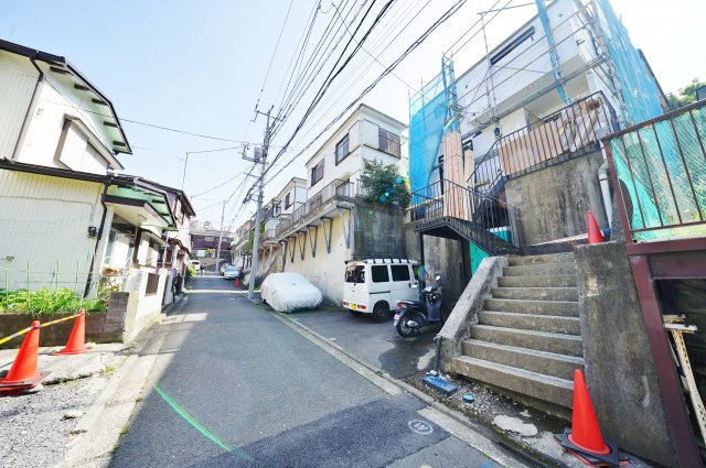 保土ヶ谷駅徒歩７分！閑静な住宅街♪の前面道路含む現地写真|前面道路は幅員約3.8メートルの公道です。