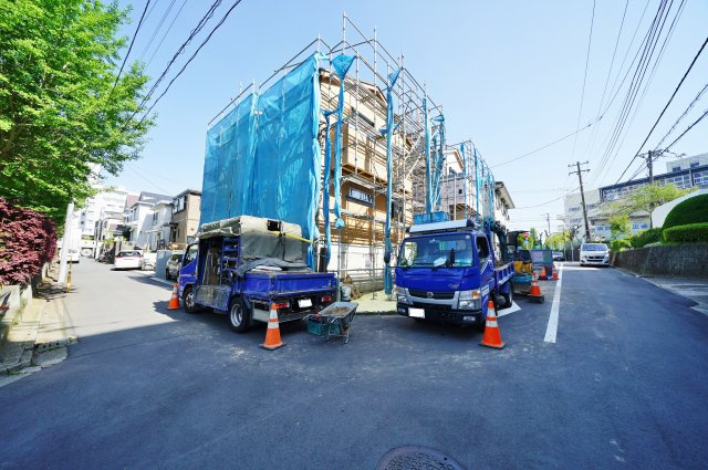 【横浜市保土ケ谷区瀬戸ケ谷町243-64新築戸建て１号棟】★仲介手数料無料★（瀬戸ヶ谷小学校・岩崎中学校）の前面道路含む現地写真|1号棟は角地につき開放感がございます。