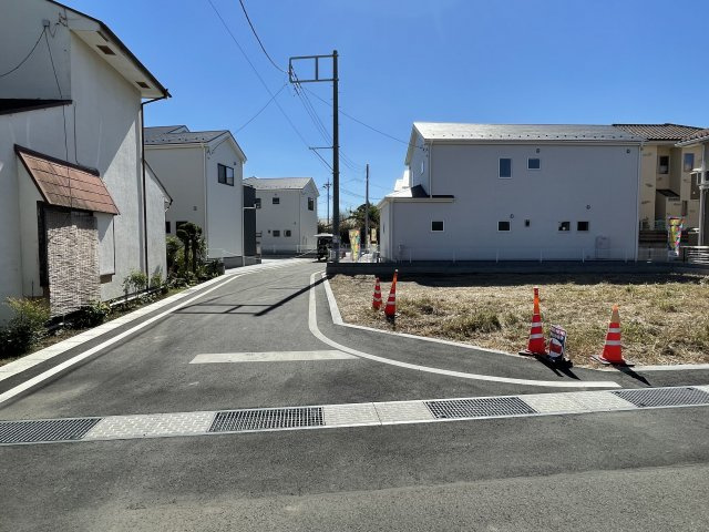 藤岡市藤岡第28（全4棟）1号棟の前面道路含む現地写真
