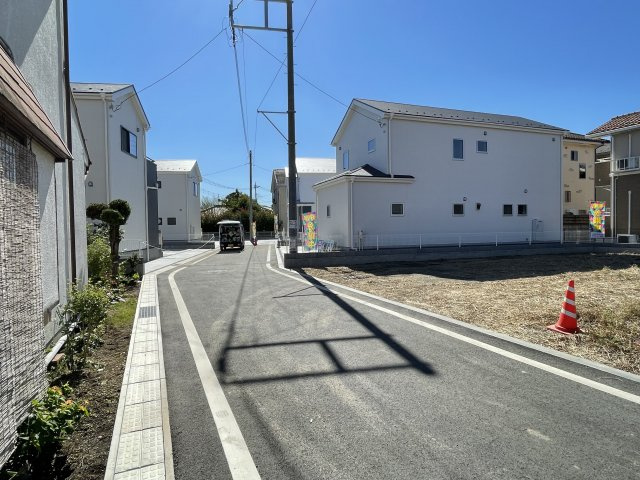 藤岡市藤岡第28（全4棟）2号棟の前面道路含む現地写真