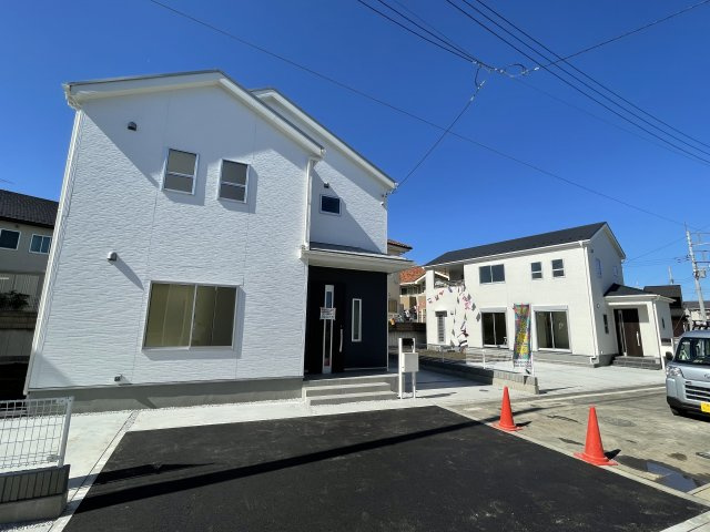藤岡市藤岡第28（全4棟）2号棟の前面道路含む現地写真