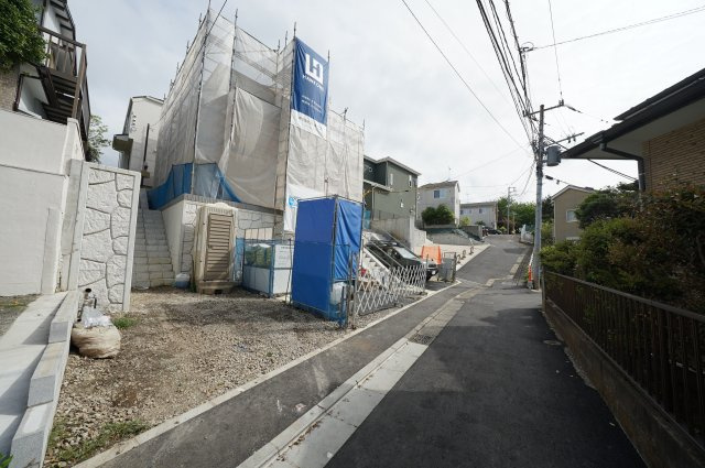 上星川駅徒歩１１分！カースペース２台♪保土ケ谷区仏向町　全２棟新築戸建て　の前面道路含む現地写真