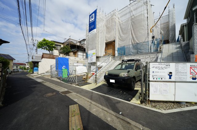 上星川駅徒歩１１分！カースペース２台♪保土ケ谷区仏向町　全２棟新築戸建て　の前面道路含む現地写真
