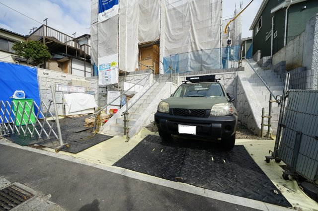 上星川駅徒歩１１分！カースペース２台♪保土ケ谷区仏向町　全２棟新築戸建て　の駐車場