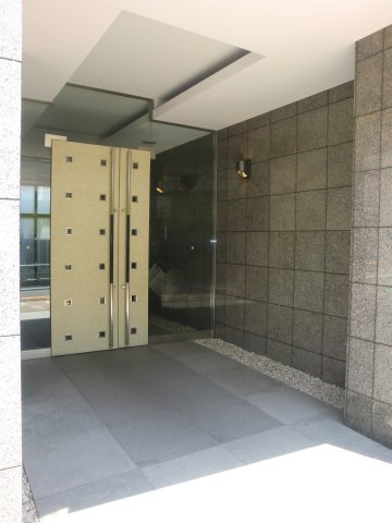 Ｌフラット鶯谷のエントランス