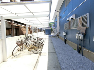 【その他共用部分】 | 屋根付きの駐輪場があるので雨が降っても安心です☆駅から自転車もおすすめです！