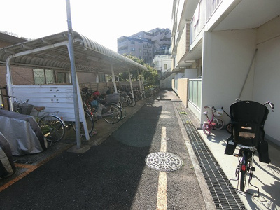 【その他共用部分】 | コスモ生田 | 屋根付きの駐輪場で雨が降っても大切な自転車が濡れなくてすみますね♪荷物が重いときに自転車があれば助かりますね！