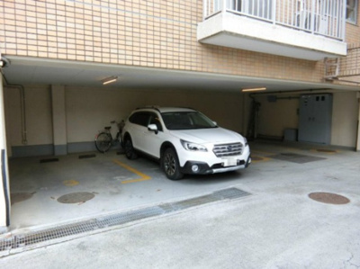 【駐車場】 | コスモ生田 | いつでも目の届く敷地内に駐車場があります♪屋内なので、雨の時の乗り降りもらくらく♪