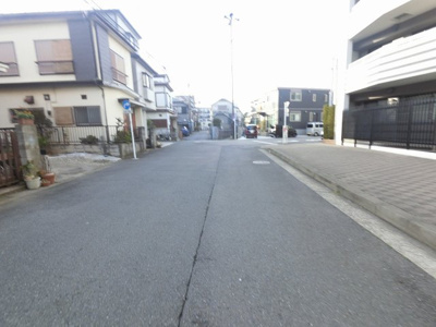 【周辺】 | クレストシティ宮崎台 | 前面道路です。