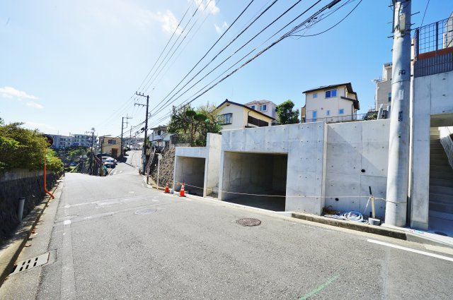 ご家族のプライバシーを考慮した2階リビング♪保土ケ谷区法泉2丁目　新築戸建ての前面道路含む現地写真|前面道路は幅員約6メートルと広く開放感がございます。