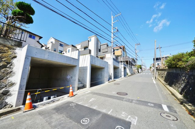 ご家族のプライバシーを考慮した2階リビング♪保土ケ谷区法泉2丁目　新築戸建ての前面道路含む現地写真|前面道路も広く、車の出し入れもラクラクです。
