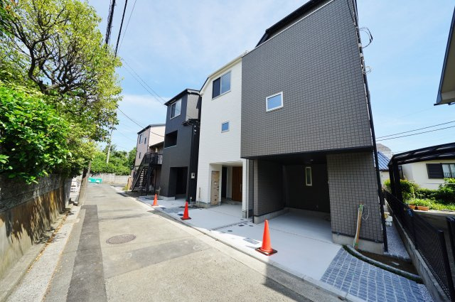 【保土ケ谷区常盤台５６－２０新築戸建て１号棟】（常盤台小学校・保土ヶ谷中学校）の前面道路含む現地写真